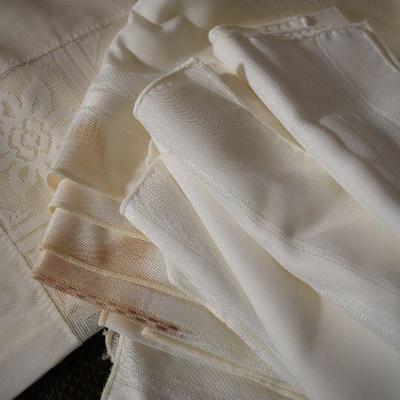 P Lot 155: Vintage Linens