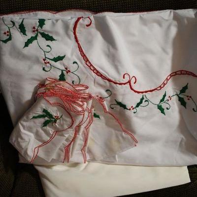 P Lot 155: Vintage Linens
