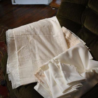 P Lot 155: Vintage Linens