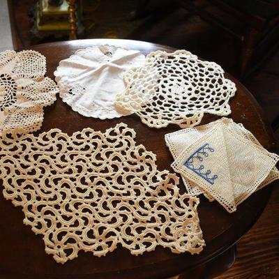P Lot 155: Vintage Linens