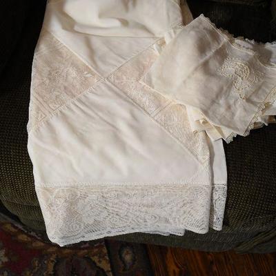 P Lot 155: Vintage Linens