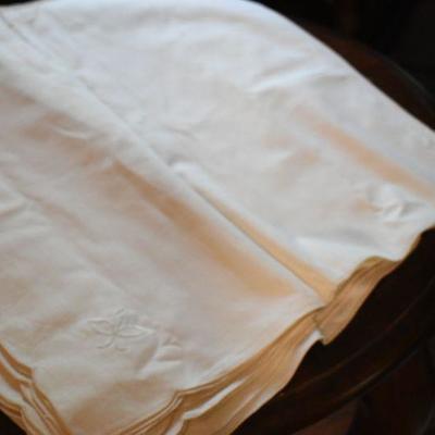 P Lot 156: Vintage Linens