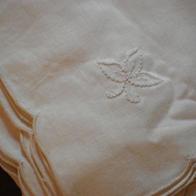 P Lot 156: Vintage Linens