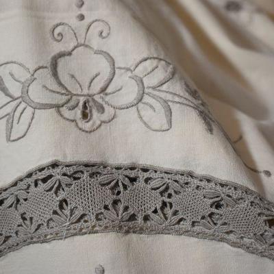 P Lot 156: Vintage Linens