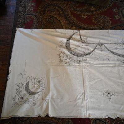 P Lot 156: Vintage Linens