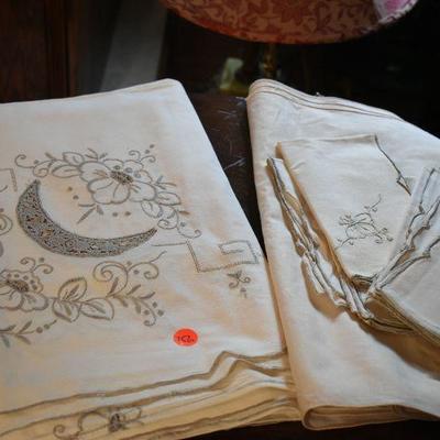 P Lot 156: Vintage Linens