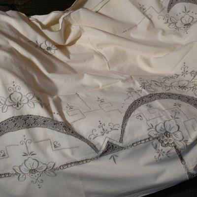 P Lot 156: Vintage Linens