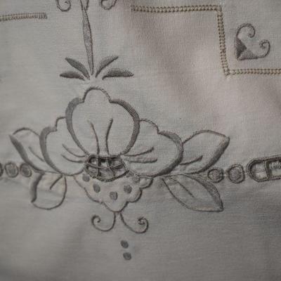 P Lot 156: Vintage Linens