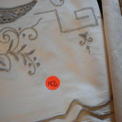 P Lot 156: Vintage Linens