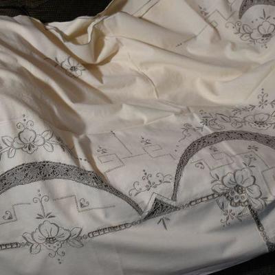 P Lot 156: Vintage Linens