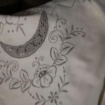 P Lot 156: Vintage Linens