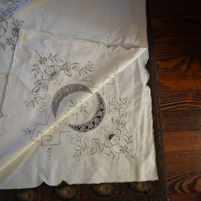 P Lot 156: Vintage Linens