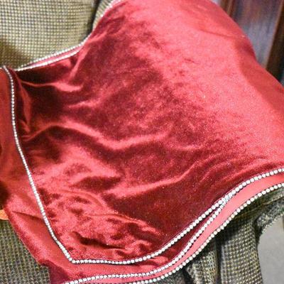 P Lot 157: Linens