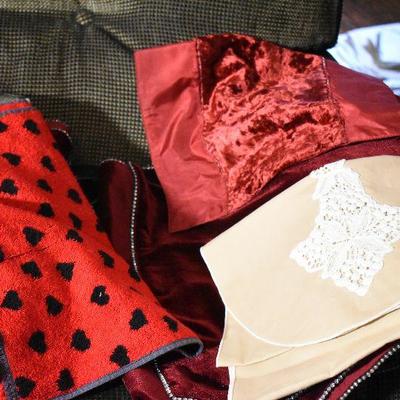 P Lot 157: Linens