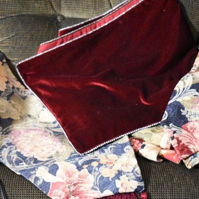 P Lot 157: Linens