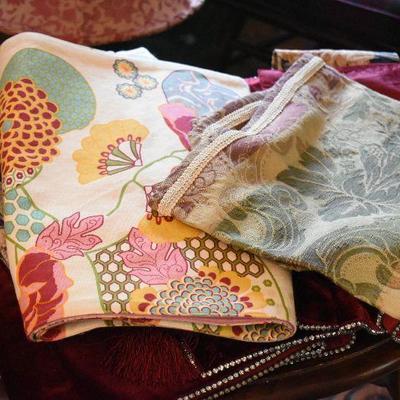 P Lot 157: Linens