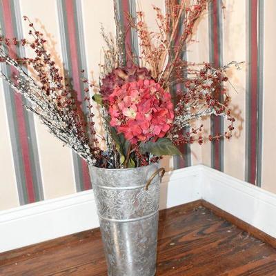P Lot 160: DÃ©cor and More