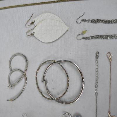 21 piece Costume Jewelry Lot: Bracelets, earrings, Necklaces, Ring size 6