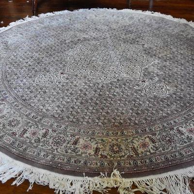 L Lot 99: Round Rug