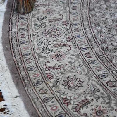 L Lot 99: Round Rug