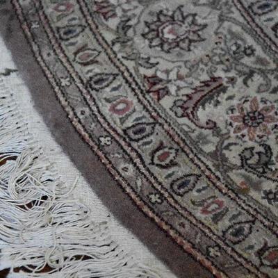L Lot 99: Round Rug