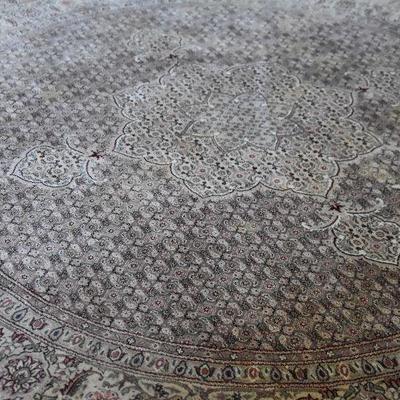L Lot 99: Round Rug