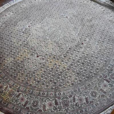 L Lot 99: Round Rug