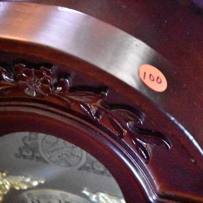 L Lot 100: Table Clock - Battery Operated with Sound