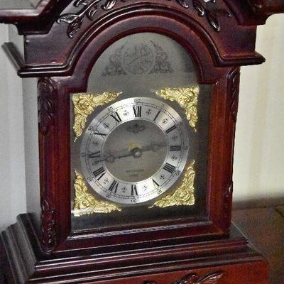 L Lot 100: Table Clock - Battery Operated with Sound