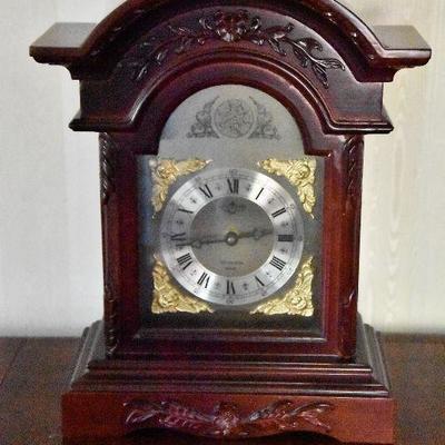 L Lot 100: Table Clock - Battery Operated with Sound