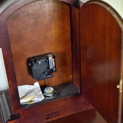 L Lot 100: Table Clock - Battery Operated with Sound