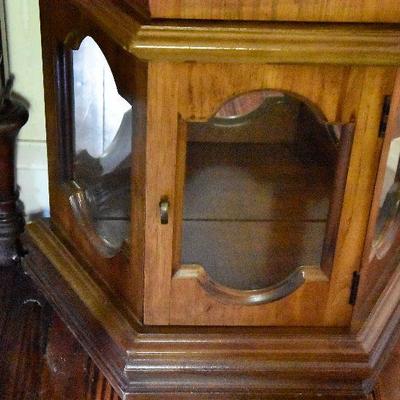 L Lot 103: Curio Cabinet