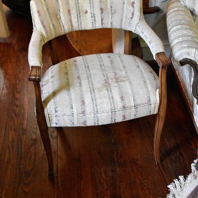 L Lot 105: Pair of Vintage Arm Chairs