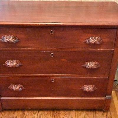 L Lot 106: Vintage Three Drawer Chest