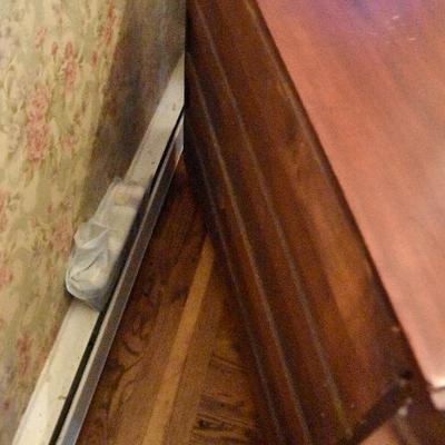 L Lot 106: Vintage Three Drawer Chest