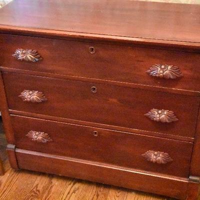 L Lot 106: Vintage Three Drawer Chest