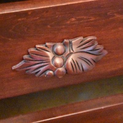 L Lot 106: Vintage Three Drawer Chest