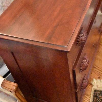 L Lot 106: Vintage Three Drawer Chest