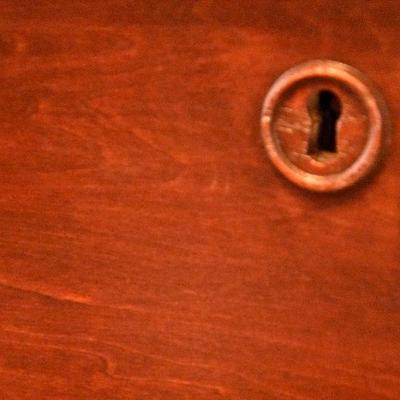L Lot 106: Vintage Three Drawer Chest