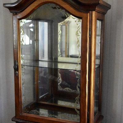 L Lot 108: Curio Cabinet