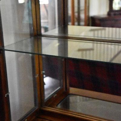 L Lot 108: Curio Cabinet