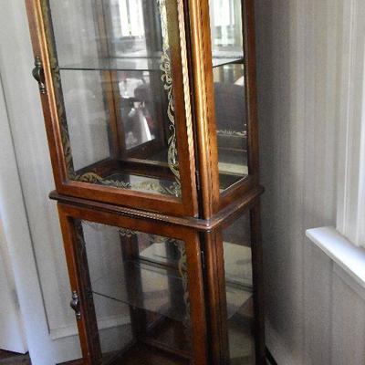 L Lot 108: Curio Cabinet