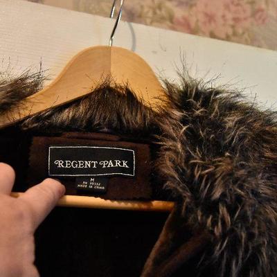 L Lot 112: Women's Coat with Faux Fur Neck and Cuffs