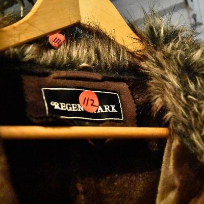 L Lot 112: Women's Coat with Faux Fur Neck and Cuffs