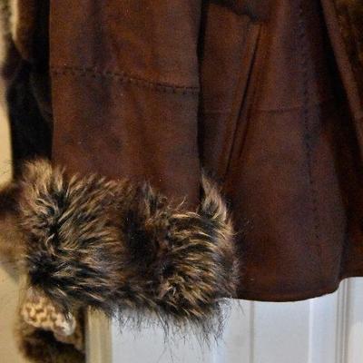 L Lot 112: Women's Coat with Faux Fur Neck and Cuffs