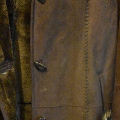 L Lot 112: Women's Coat with Faux Fur Neck and Cuffs