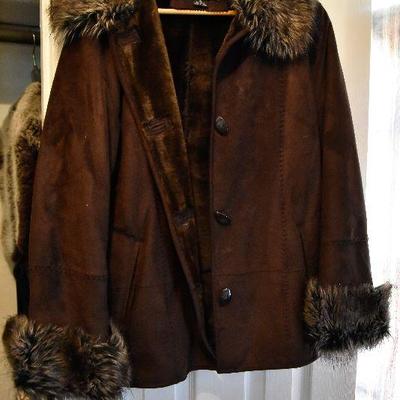 L Lot 112: Women's Coat with Faux Fur Neck and Cuffs