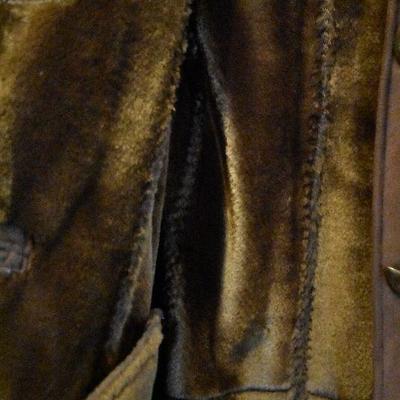 L Lot 112: Women's Coat with Faux Fur Neck and Cuffs