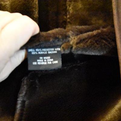 L Lot 112: Women's Coat with Faux Fur Neck and Cuffs