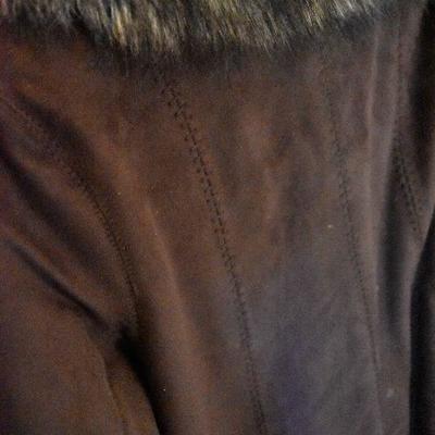 L Lot 112: Women's Coat with Faux Fur Neck and Cuffs